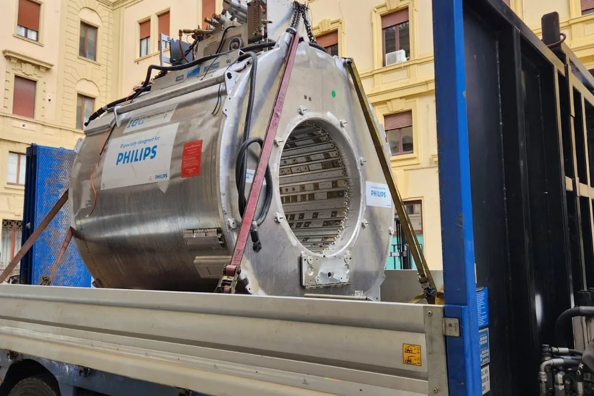 Magnete di risonanza magnetica durante una movimentazione su autocarro