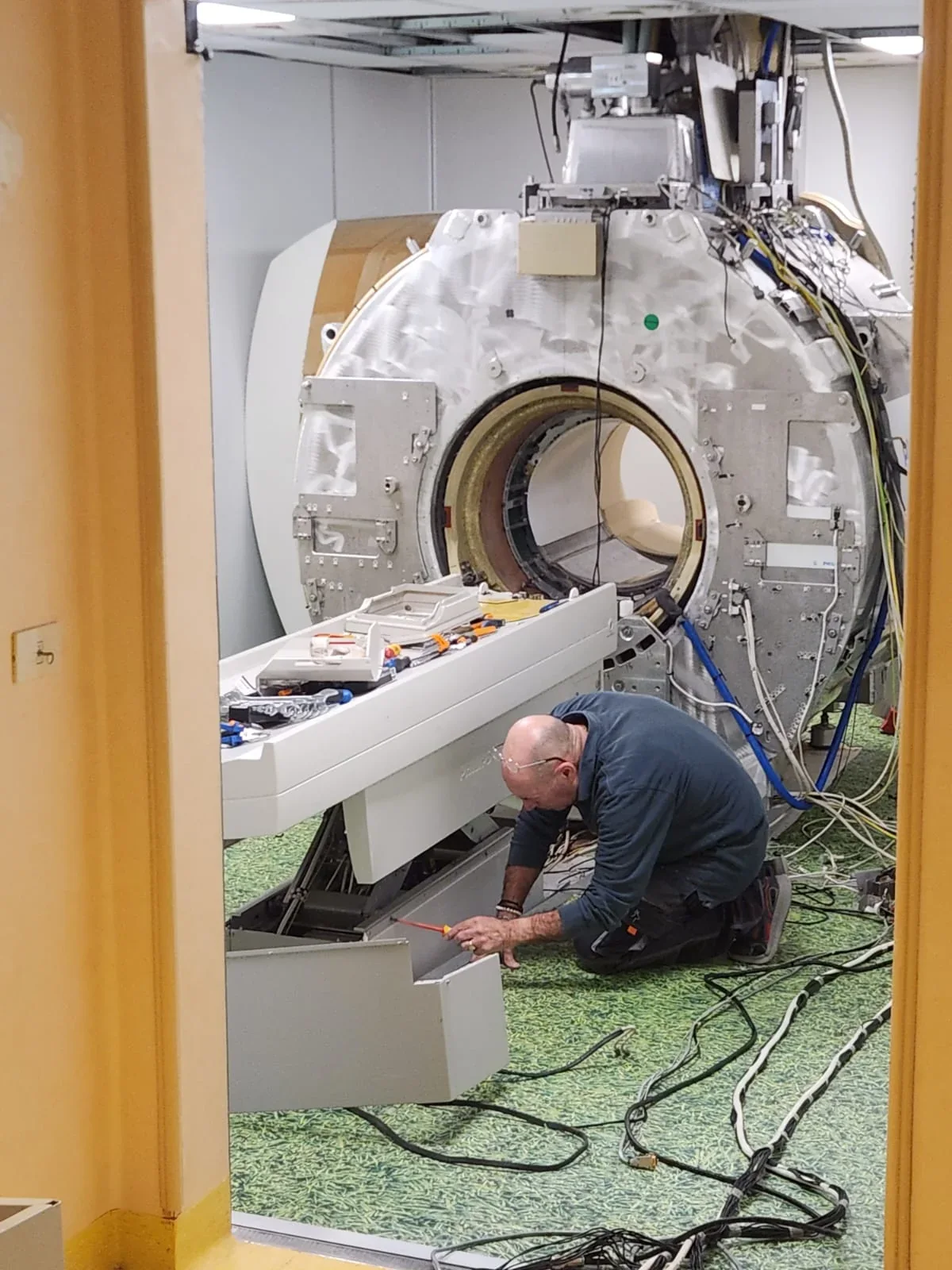 Dettaglio di attività tecnica su un sistema di risonanza magnetica