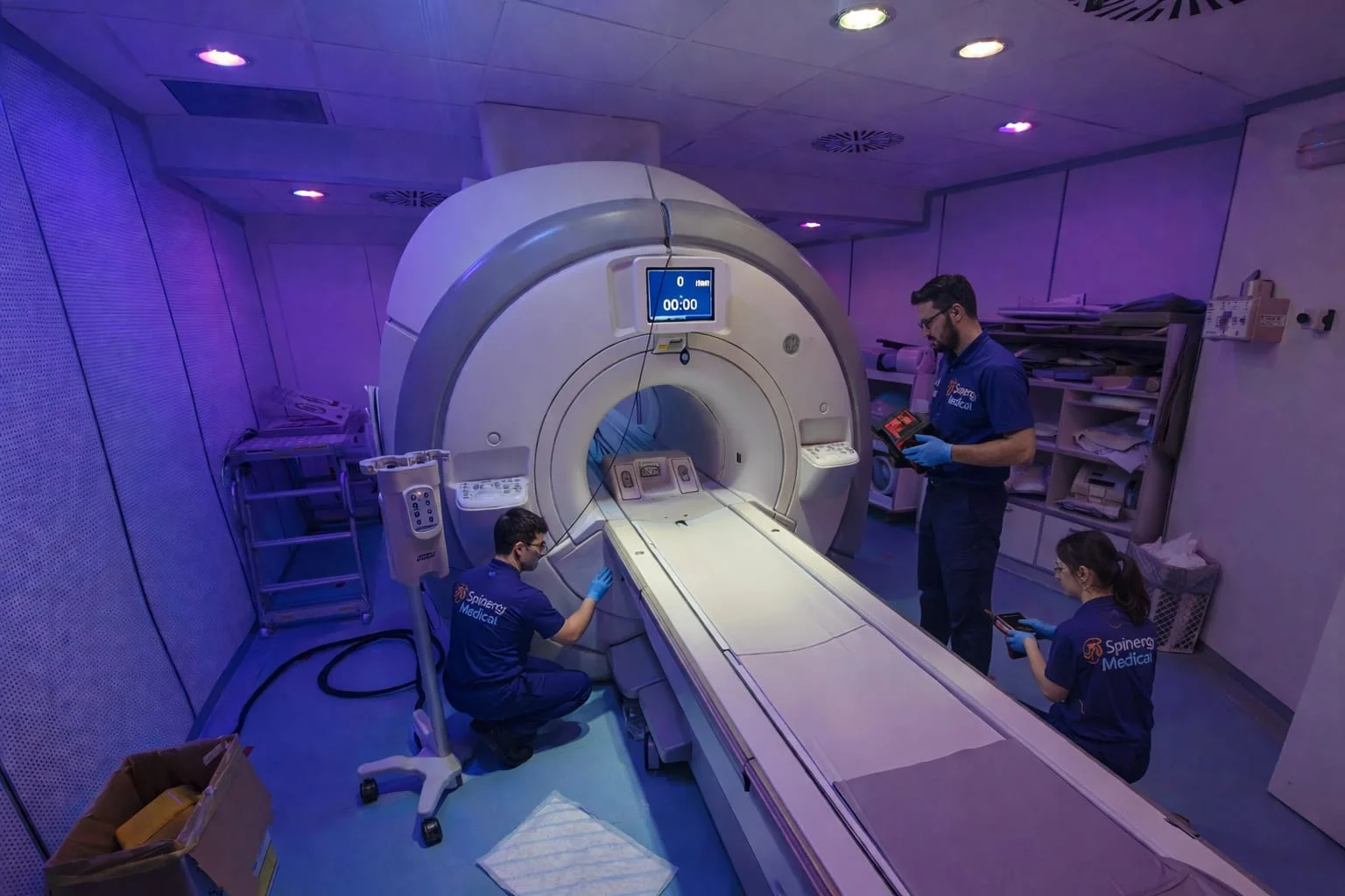 Tecnici Spinergy Medical durante un intervento su una risonanza magnetica